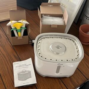 Elliptical pet drinking fountain